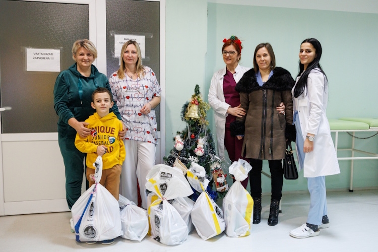 НОВОГОДИШЊИ ПАКЕТИЋИ ЗА НАЈМЛАЂЕ У ВРШАЧКОЈ БОЛНИЦИ...